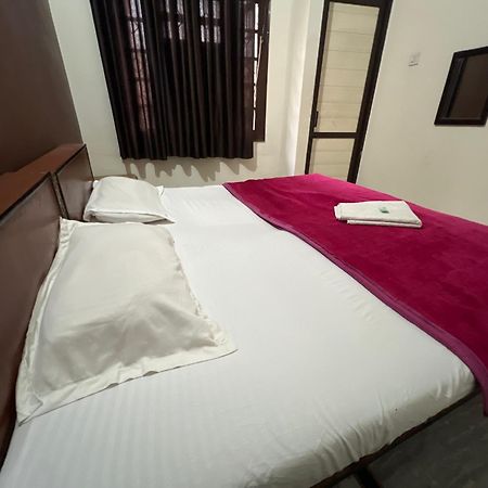 Raja Guest House -- Jalandhar Railway Station -- For Family, Couples, Travellers Exteriör bild
