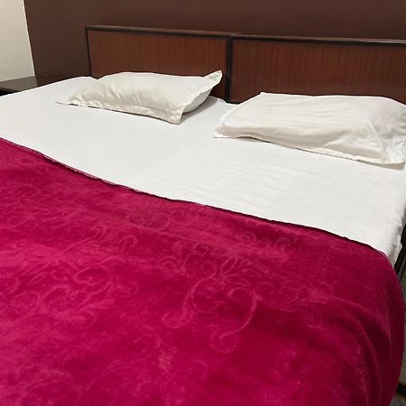 Raja Guest House -- Jalandhar Railway Station -- For Family, Couples, Travellers Exteriör bild