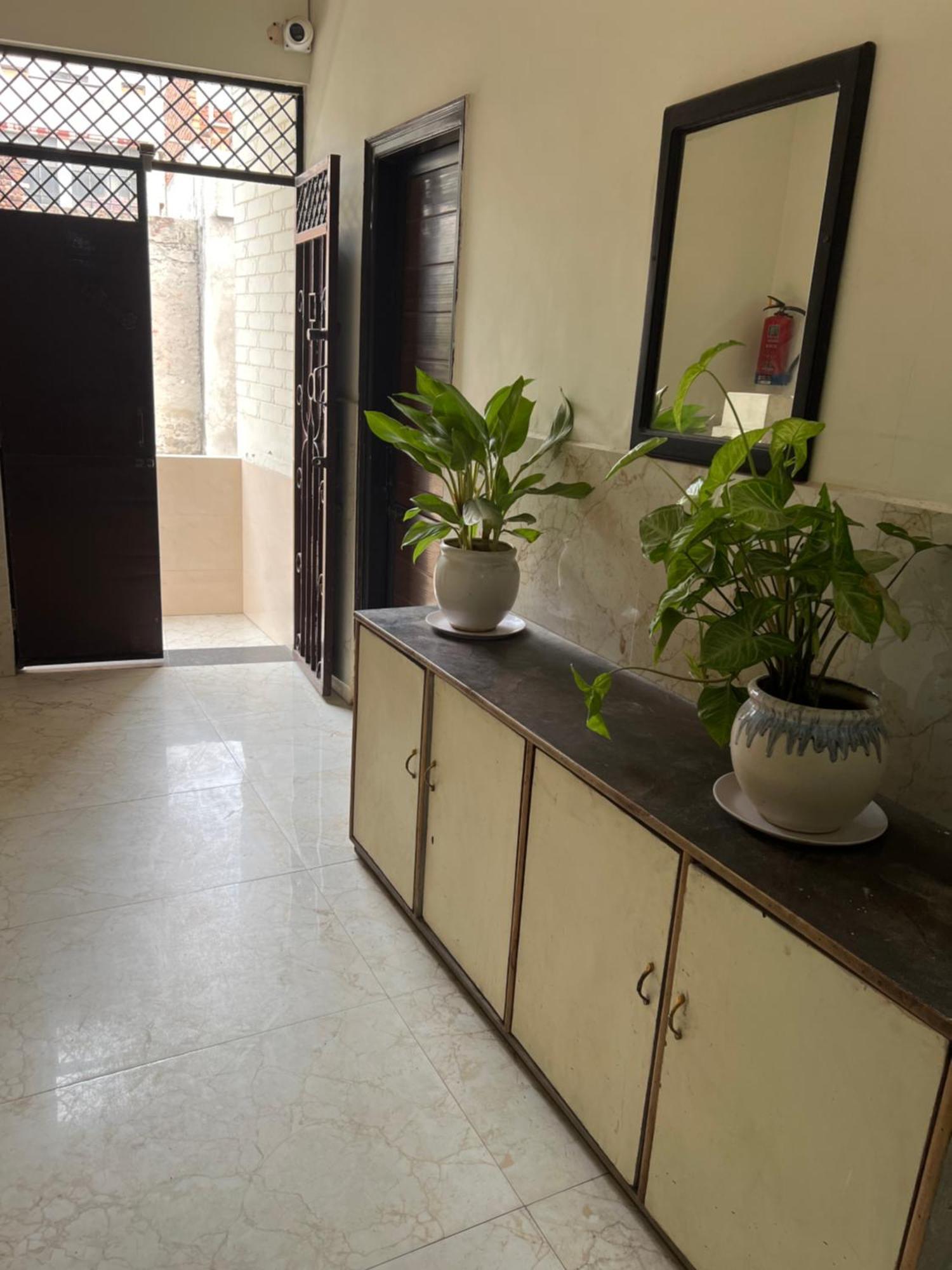 Raja Guest House -- Jalandhar Railway Station -- For Family, Couples, Travellers Exteriör bild