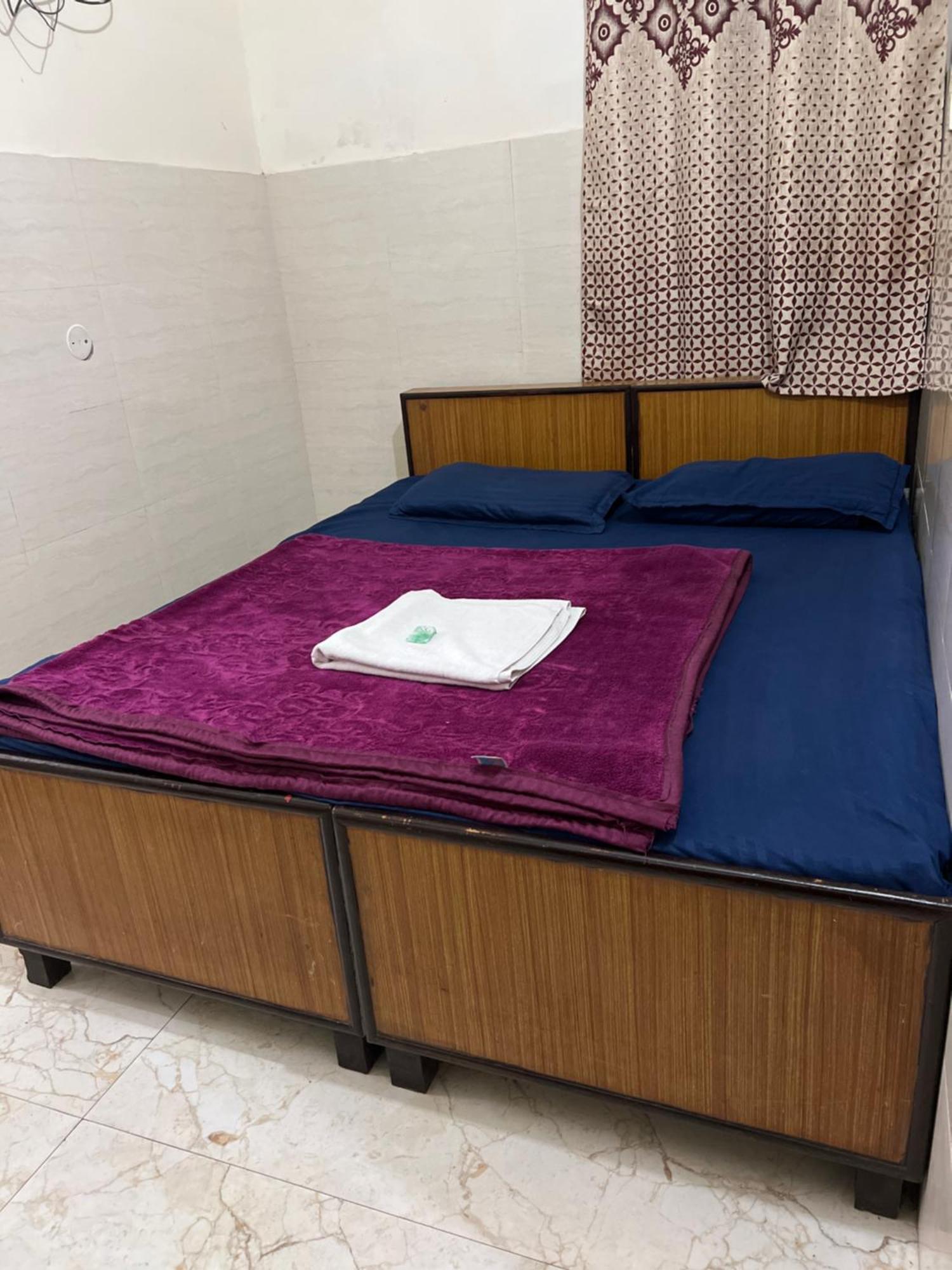Raja Guest House -- Jalandhar Railway Station -- For Family, Couples, Travellers Exteriör bild