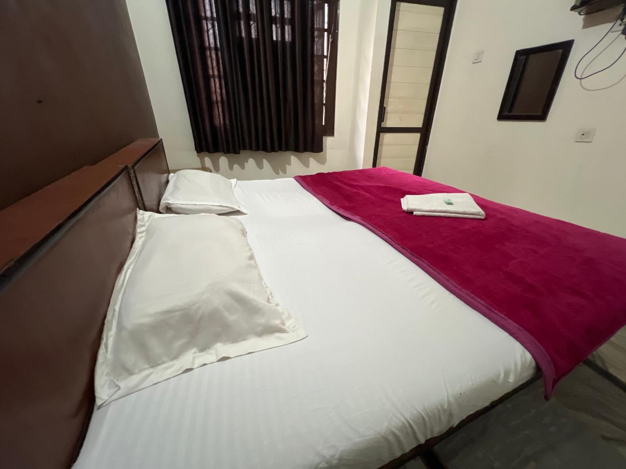Raja Guest House -- Jalandhar Railway Station -- For Family, Couples, Travellers Exteriör bild