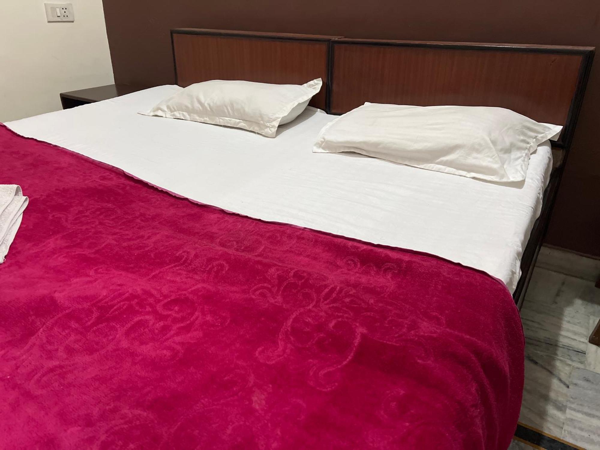 Raja Guest House -- Jalandhar Railway Station -- For Family, Couples, Travellers Exteriör bild