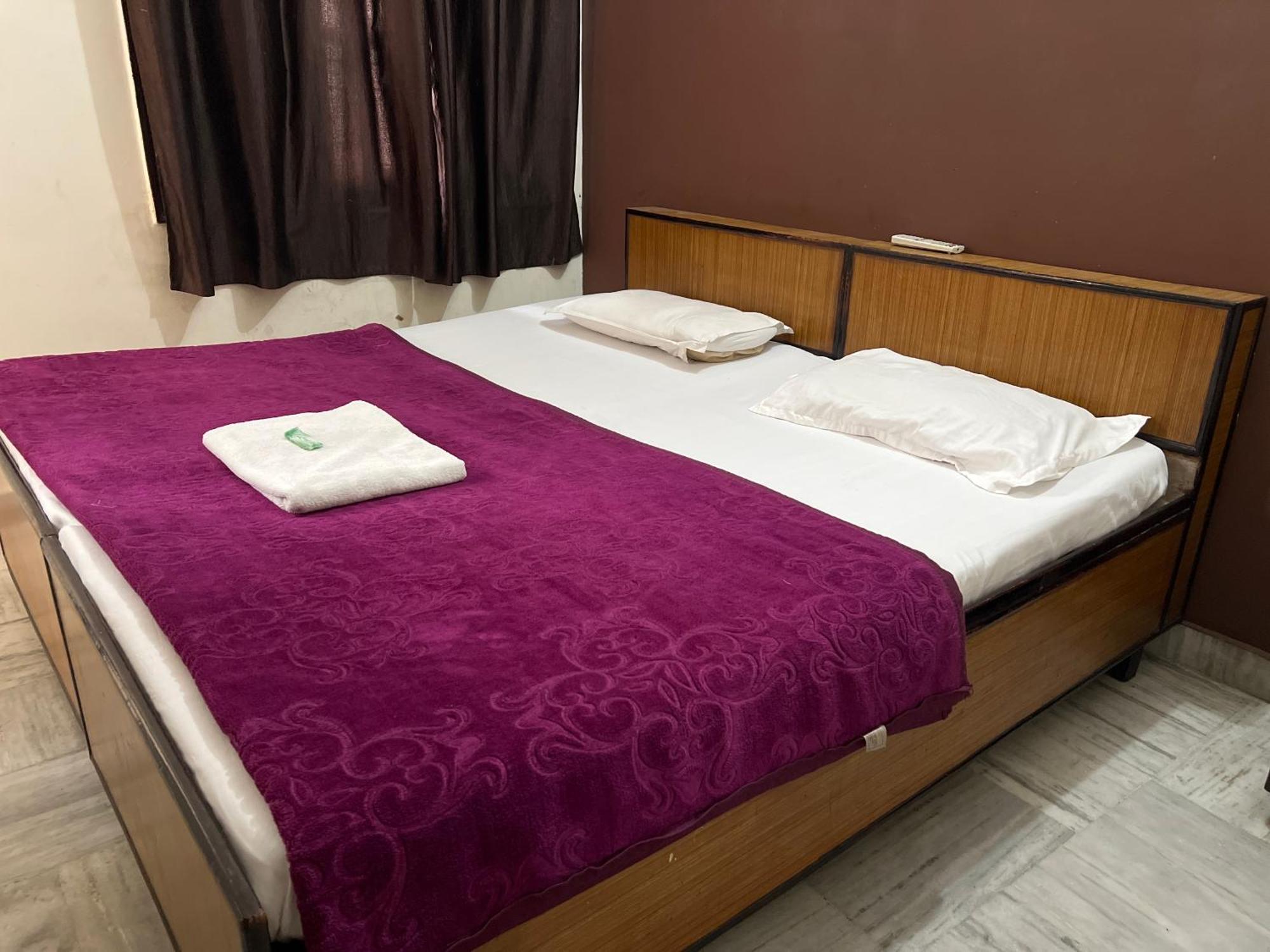 Raja Guest House -- Jalandhar Railway Station -- For Family, Couples, Travellers Exteriör bild