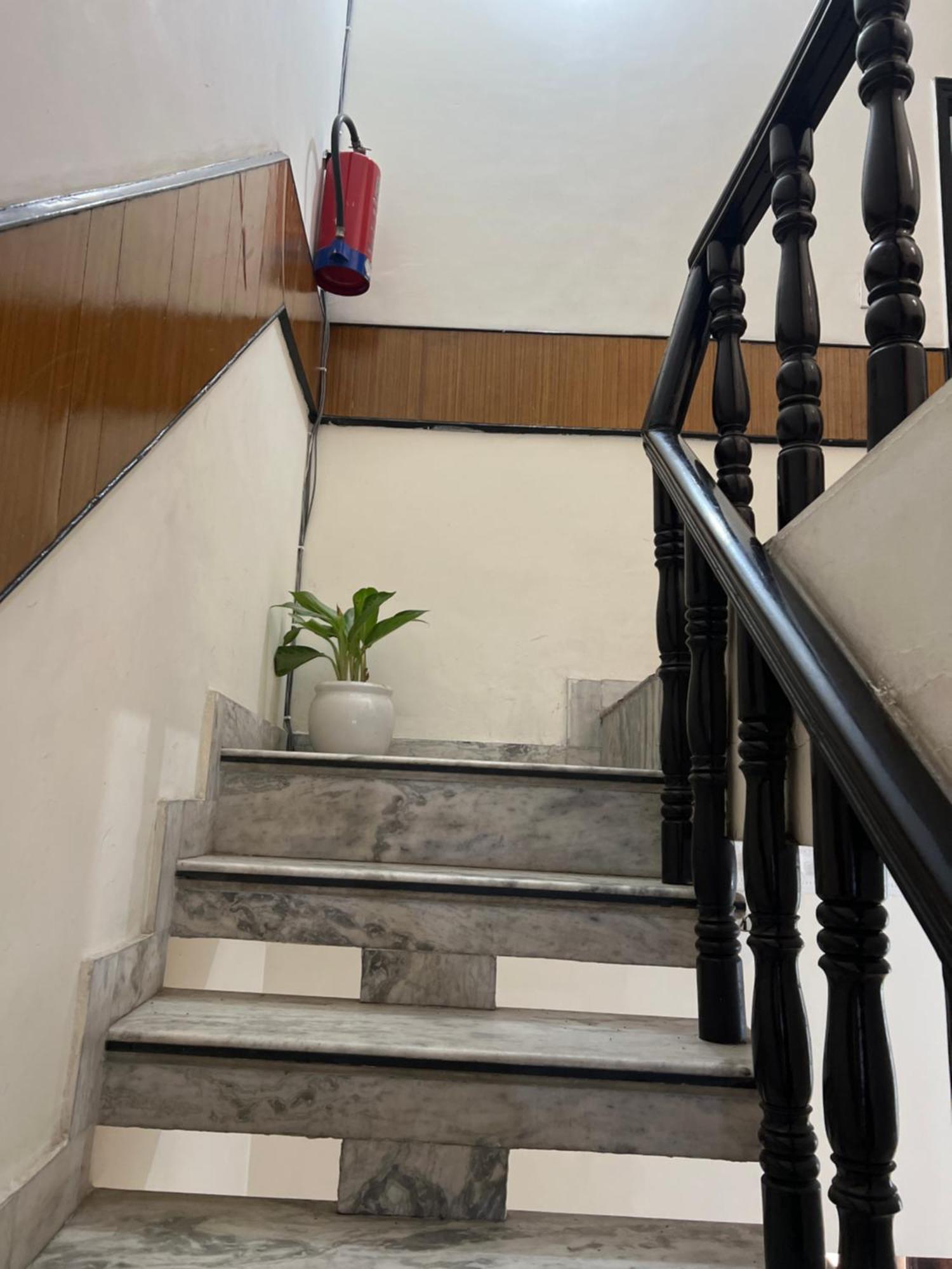 Raja Guest House -- Jalandhar Railway Station -- For Family, Couples, Travellers Exteriör bild