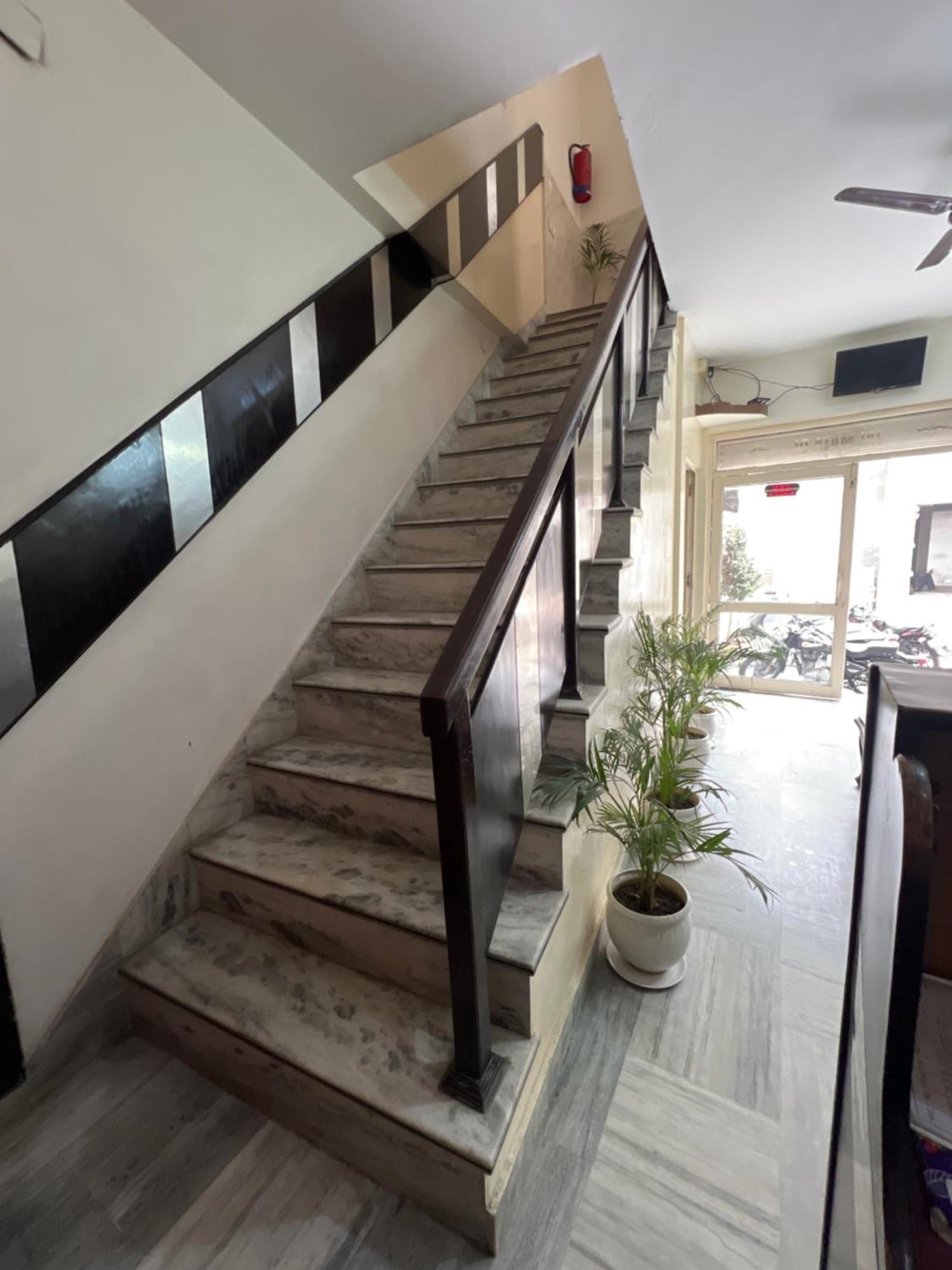 Raja Guest House -- Jalandhar Railway Station -- For Family, Couples, Travellers Exteriör bild