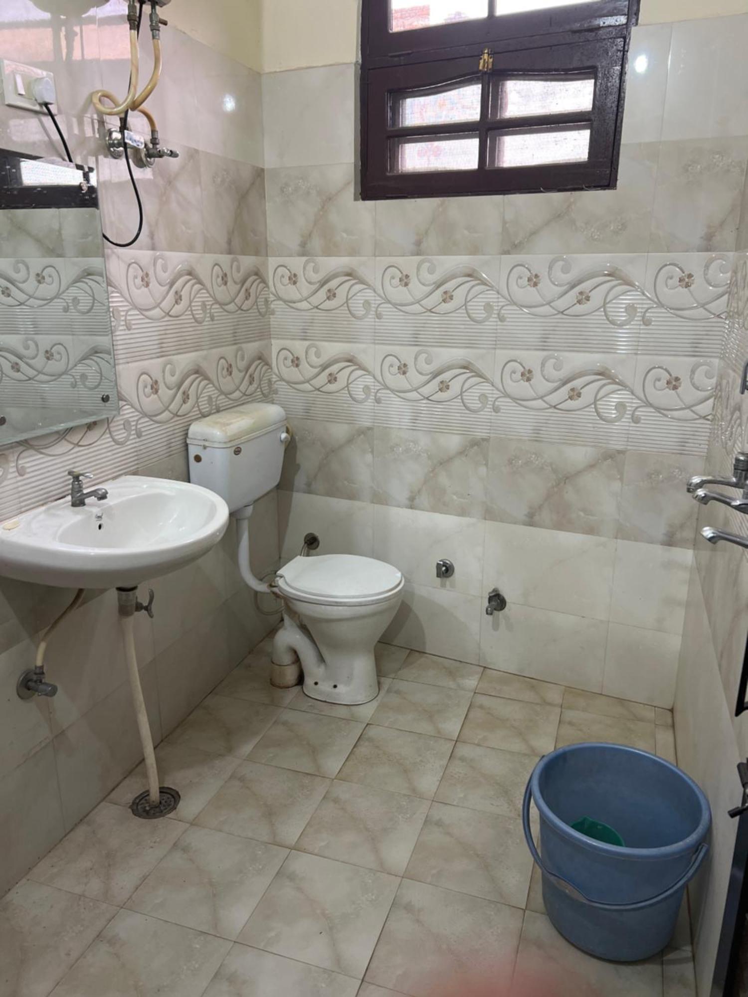 Raja Guest House -- Jalandhar Railway Station -- For Family, Couples, Travellers Exteriör bild