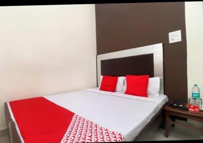 Raja Guest House -- Jalandhar Railway Station -- For Family, Couples, Travellers Exteriör bild