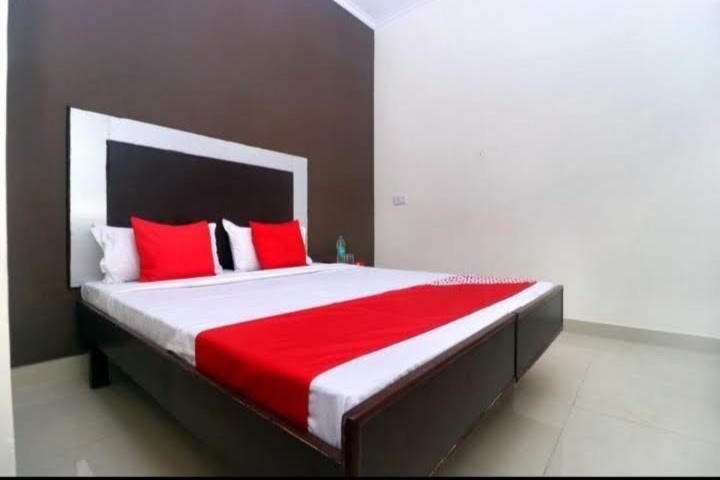 Raja Guest House -- Jalandhar Railway Station -- For Family, Couples, Travellers Exteriör bild