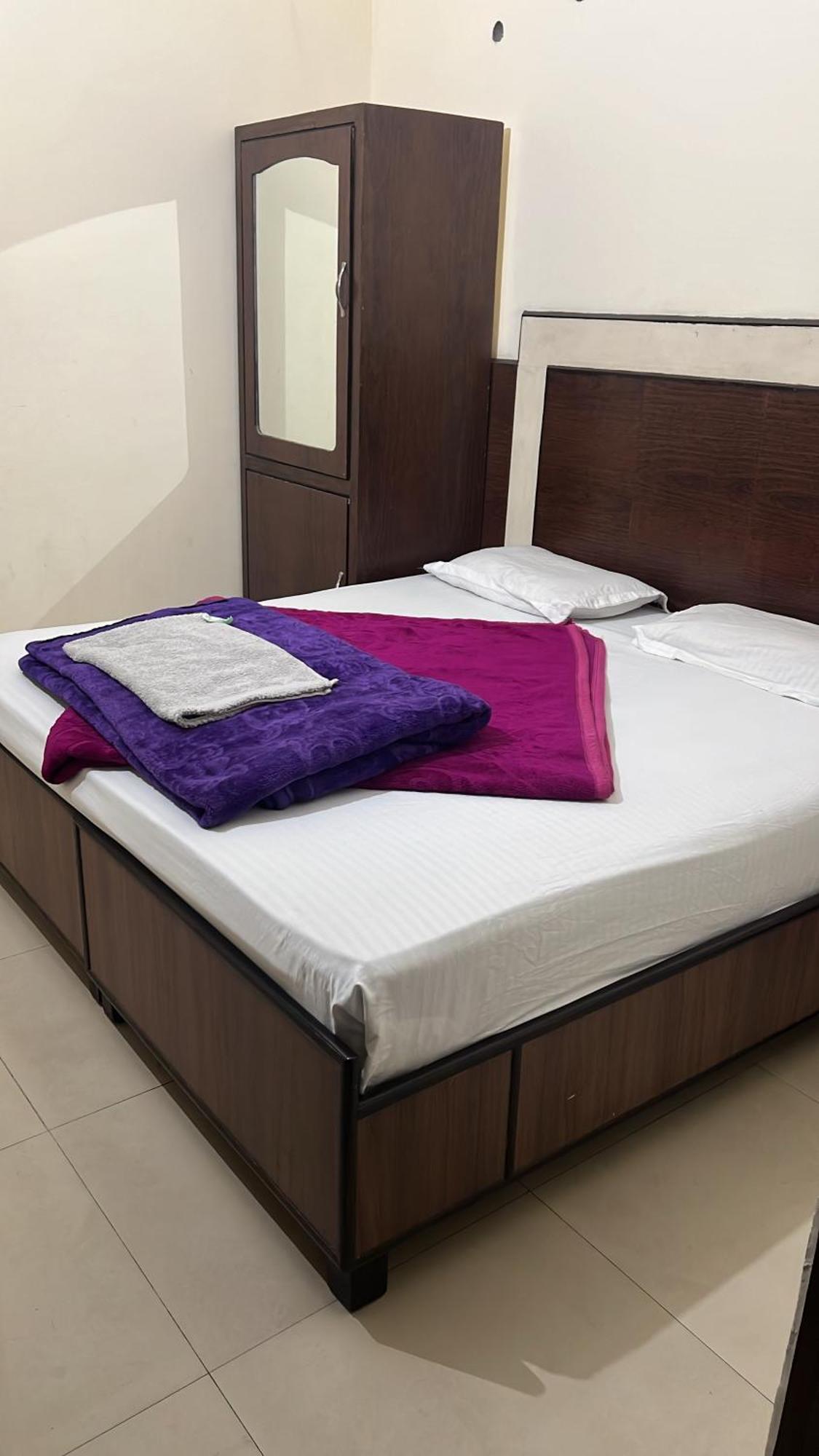 Raja Guest House -- Jalandhar Railway Station -- For Family, Couples, Travellers Exteriör bild