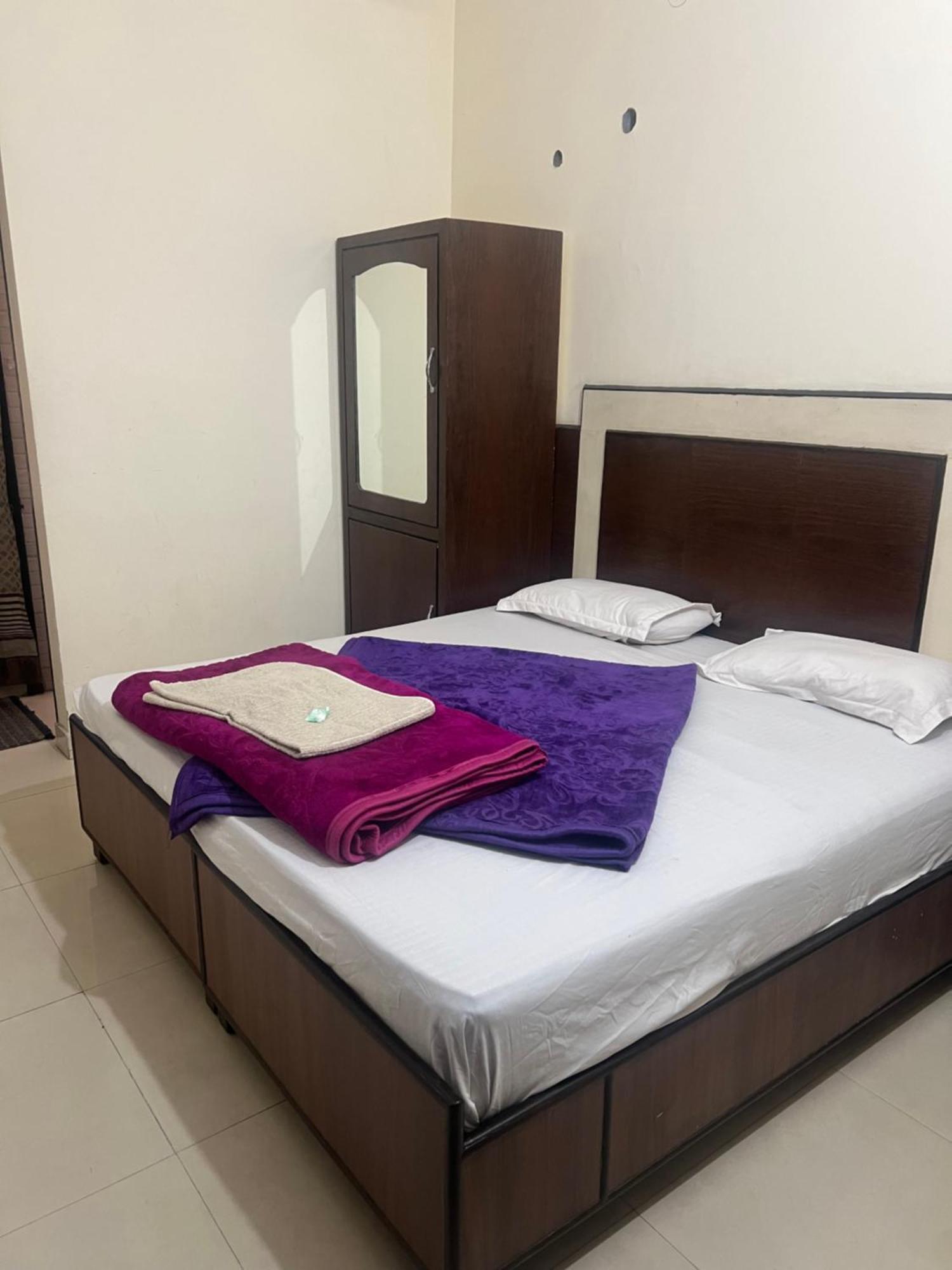 Raja Guest House -- Jalandhar Railway Station -- For Family, Couples, Travellers Exteriör bild