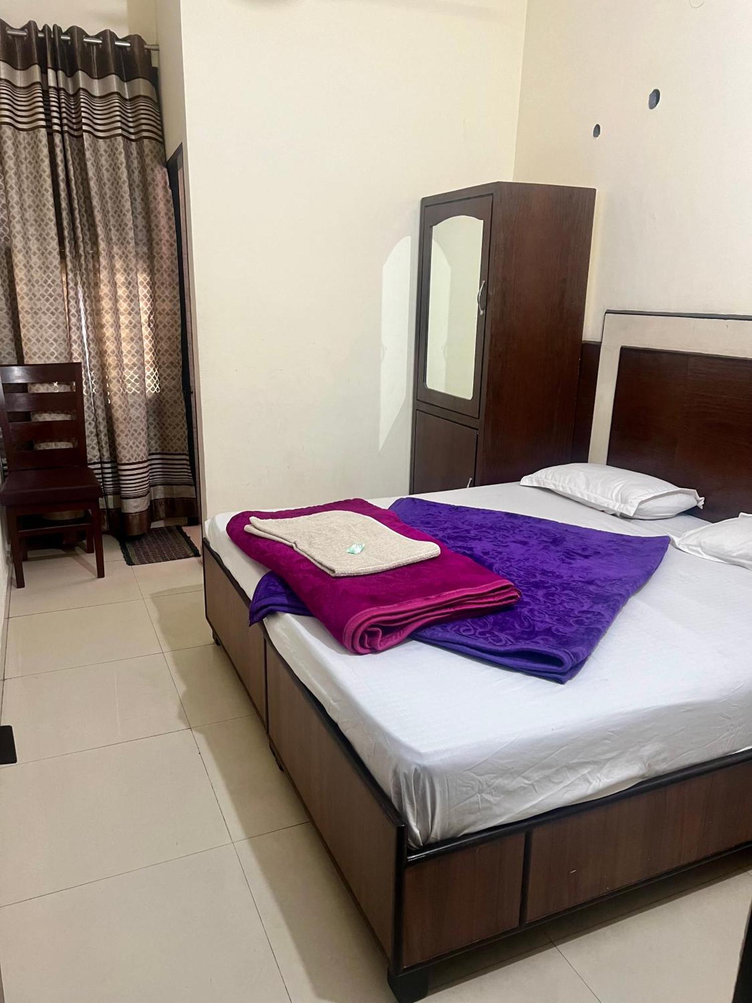Raja Guest House -- Jalandhar Railway Station -- For Family, Couples, Travellers Exteriör bild
